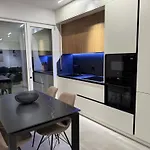 Solux - Perfect Location - Free Parking Apartment *