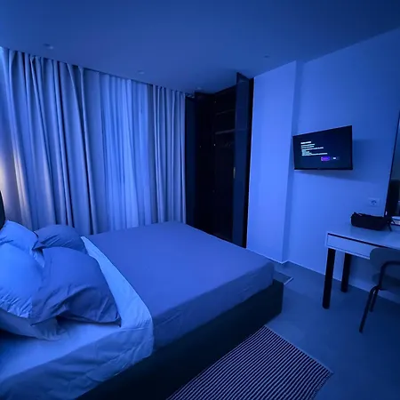 Solux - Perfect Location - Free Parking *