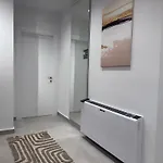 Solux - Perfect Location - Free Parking *