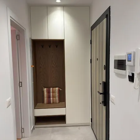 Solux - Perfect Location - Free Parking *