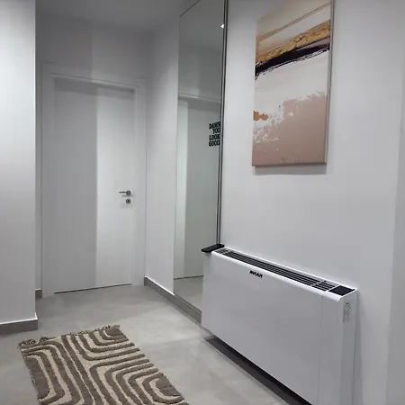 Solux - Perfect Location - Free Parking *