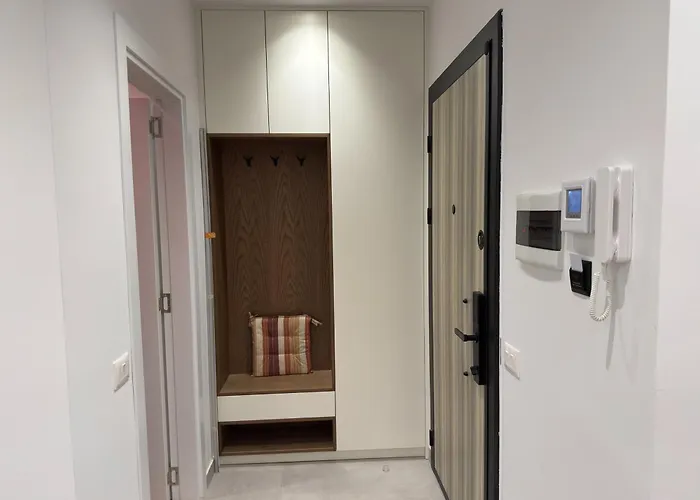 Solux - Perfect Location - Free Parking *