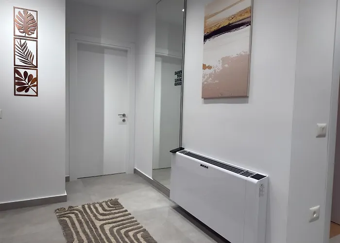 Solux - Perfect Location - Free Parking *