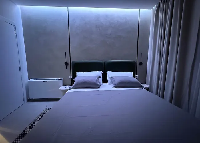 Solux - Perfect Location - Free Parking *